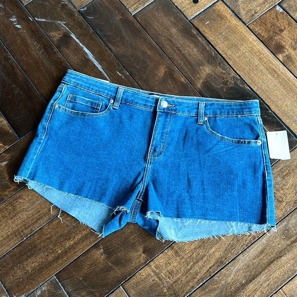 Designer Be Responsible stretch low rise short size 34